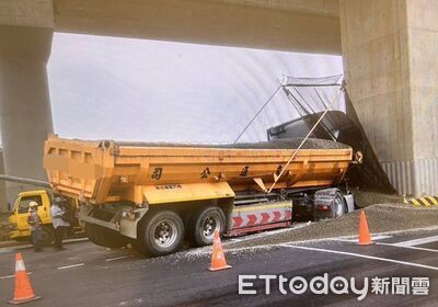 正面對決片！駕駛恍神猛撞機捷高架橋柱　車頭爛毀砂石噴滿地