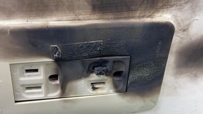 插座看似完好！早上正常「晚上一插秒焦」　消防員：很多人忽略