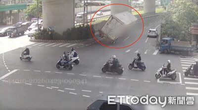 八里聯結車左轉側翻！路邊違停車慘遭「夾殺」　驚悚畫面曝