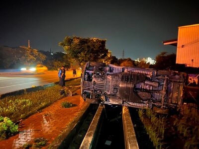 苗栗男下班跟同事飲酒　駕廂型車「沒轉彎衝水溝」側翻