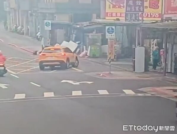 ▲▼▲機車閃右轉小黃打滑重摔倒地，撞路邊冰箱右大腿與小腿斷肢。（圖／記者邱中岳翻攝）