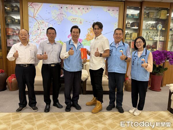 ▲▼金門縣長陳福海接見榮獲115年度勞動部全國模範勞工殊榮的莊俊榮。（圖／記者鄭逢時攝）
