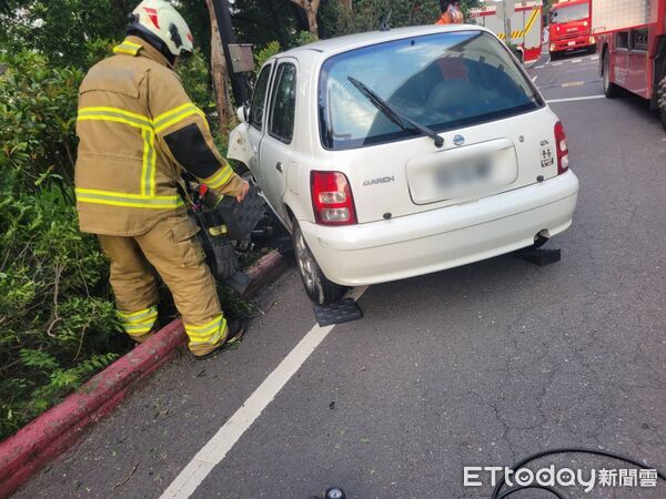 ▲南科群創廠區內部道路發生嚴重車禍，女員工一度受困車底，所幸救出後意識清楚。（圖／民眾提供）