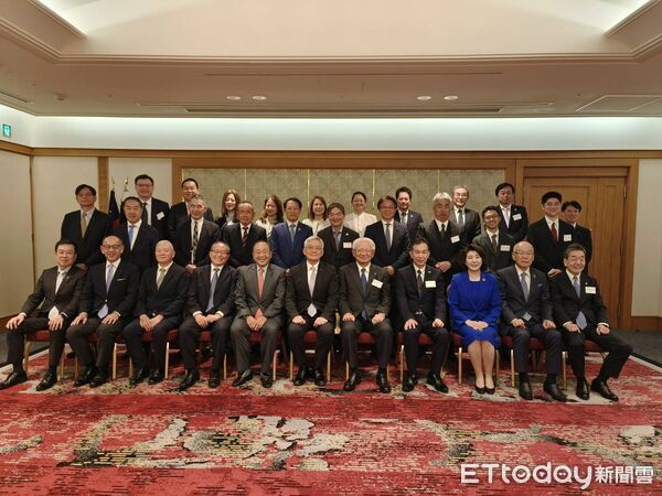 ▲前排左四起IEAT秘書長黃文榮、常務理事謝孟璋、監事會召集人苑竣唐、神戶商工會議所會頭川崎博也、神戶市經濟觀光局局長大田公平、神戶商工會議所副會頭藤岡等合影。（圖／記者張佩芬攝）