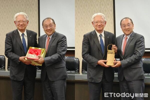 ▲左圖IEAT亞太委員會謝孟璋主任委員(右)送給神戶商工會議所川崎博也會頭(左)兩盒台灣百年老店舊振南的傳統漢餅，右圖川崎送給謝孟璋日本傳統竹編花瓶。（圖／記者張佩芬攝）