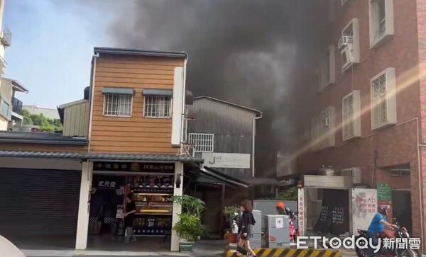 ▲台南中西區空屋火警撲滅後，消防人員於屋內發現焦屍。（記者林東良翻攝，下同）