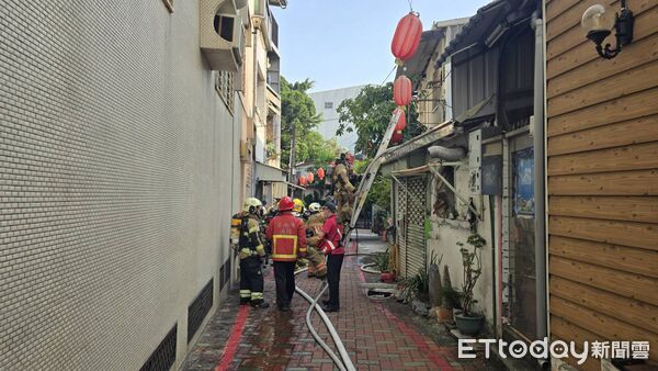 ▲台南中西區空屋火警撲滅後，消防人員於屋內發現焦屍。（記者林東良翻攝，下同）
