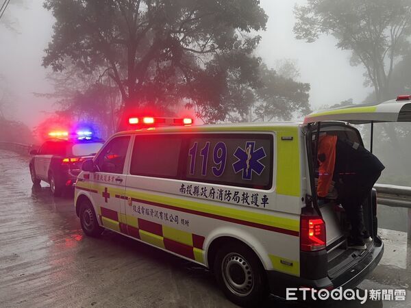 ▲部落居民亟需就醫，仁愛警火速救援；老翁騎機車操作不當致跌倒，中興警即時協助送醫。（圖／記者高堂堯翻攝）