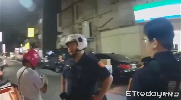 ▲送餐員白男因認為遭後方車輛逼車，在快車道上下車持手機蒐證遭警方施以保護管束帶回。（圖／記者張君豪翻攝）