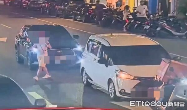 ▲送餐員白男因認為遭後方車輛逼車，在快車道上下車持手機蒐證遭警方施以保護管束帶回。（圖／記者張君豪翻攝）