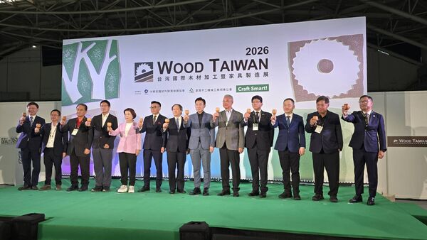 ▲2026 WOOD TAIWAN開幕交流會上，貴賓舉起手工木質紅酒杯致意。（圖／貿協提供）