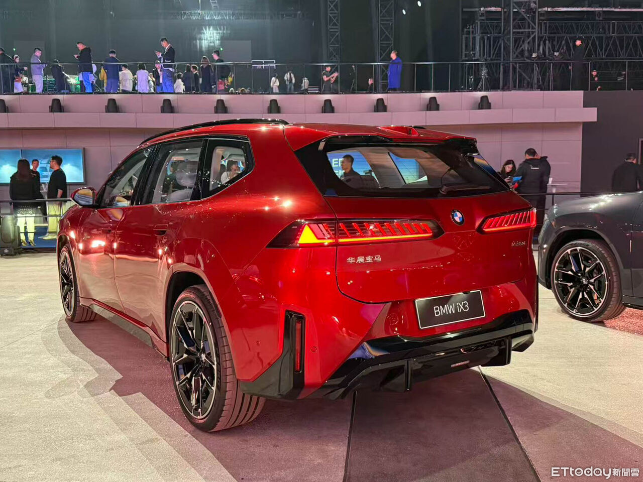 ▲BMW於北京品牌之夜帶來iX3、i3長軸款。（圖／記者徐煜展攝）