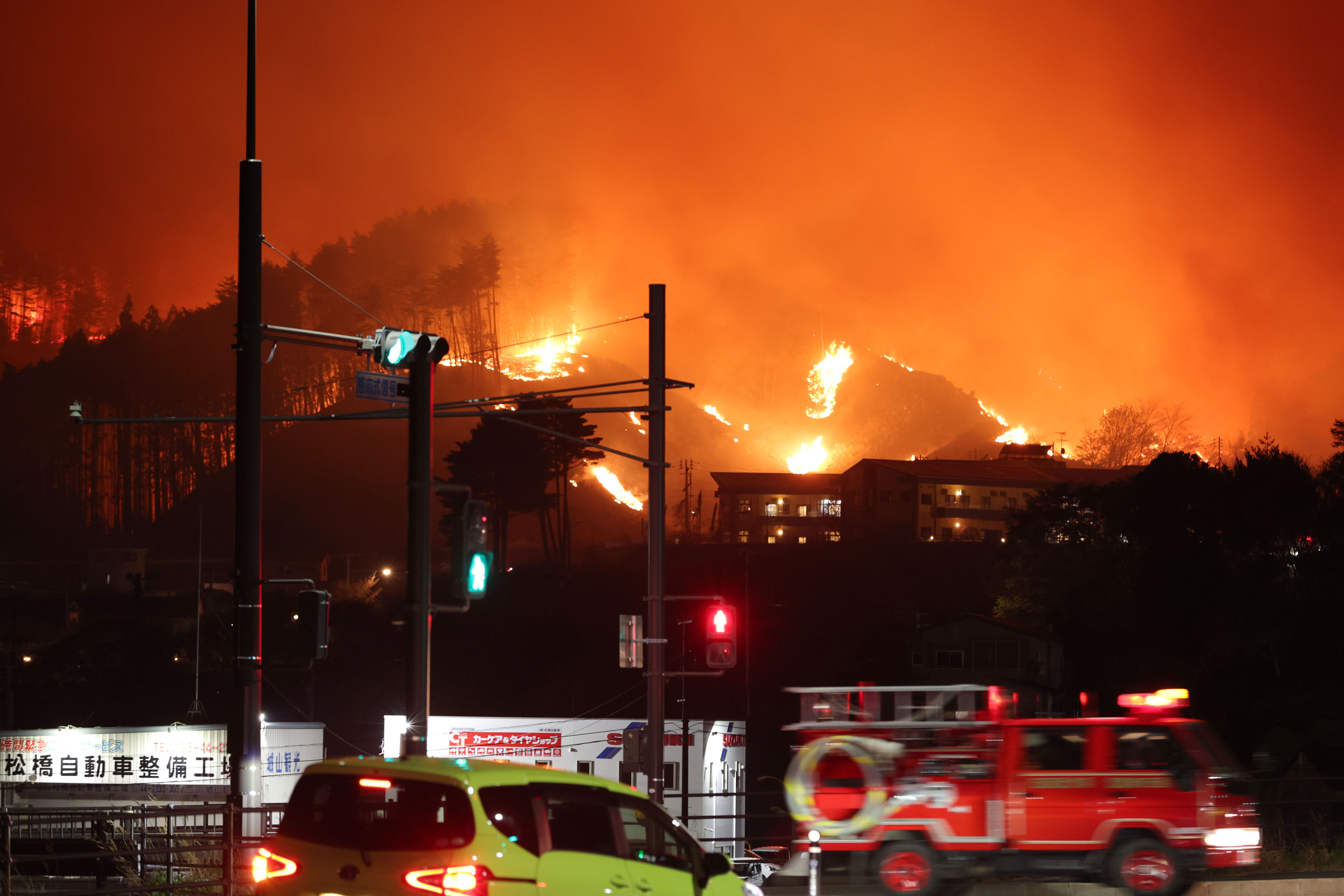 ▲▼日本岩手縣大槌町發生大規模森林野火。（圖／達志影像／美聯社）