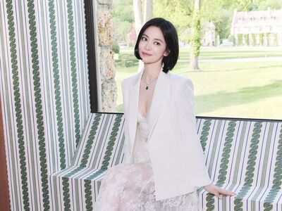 宋慧喬低胸蕾絲裝迷死人　閃耀CHAUMET祖母綠鑽石項鍊