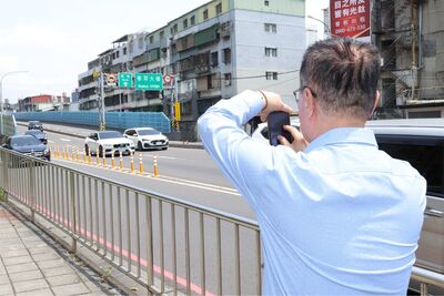 川伯進軍Threads！李四川站華翠大橋喊「剛上脆」　拚青年互動