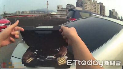 追尾撞出「槍毒」！毒駕男藏2手槍+海洛因…住家再起獲大量毒