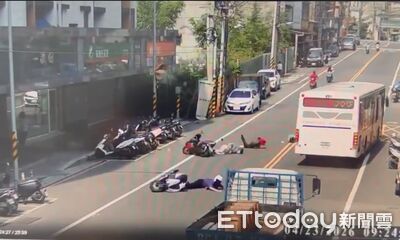 新店3機車連環撞還掃到對向公車　1男重傷昏迷！慘摔影片曝