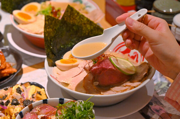 ▲▼京都北白川魁力屋拉麵 台中中港店。（圖／橘子狗愛吃糖授權提供）