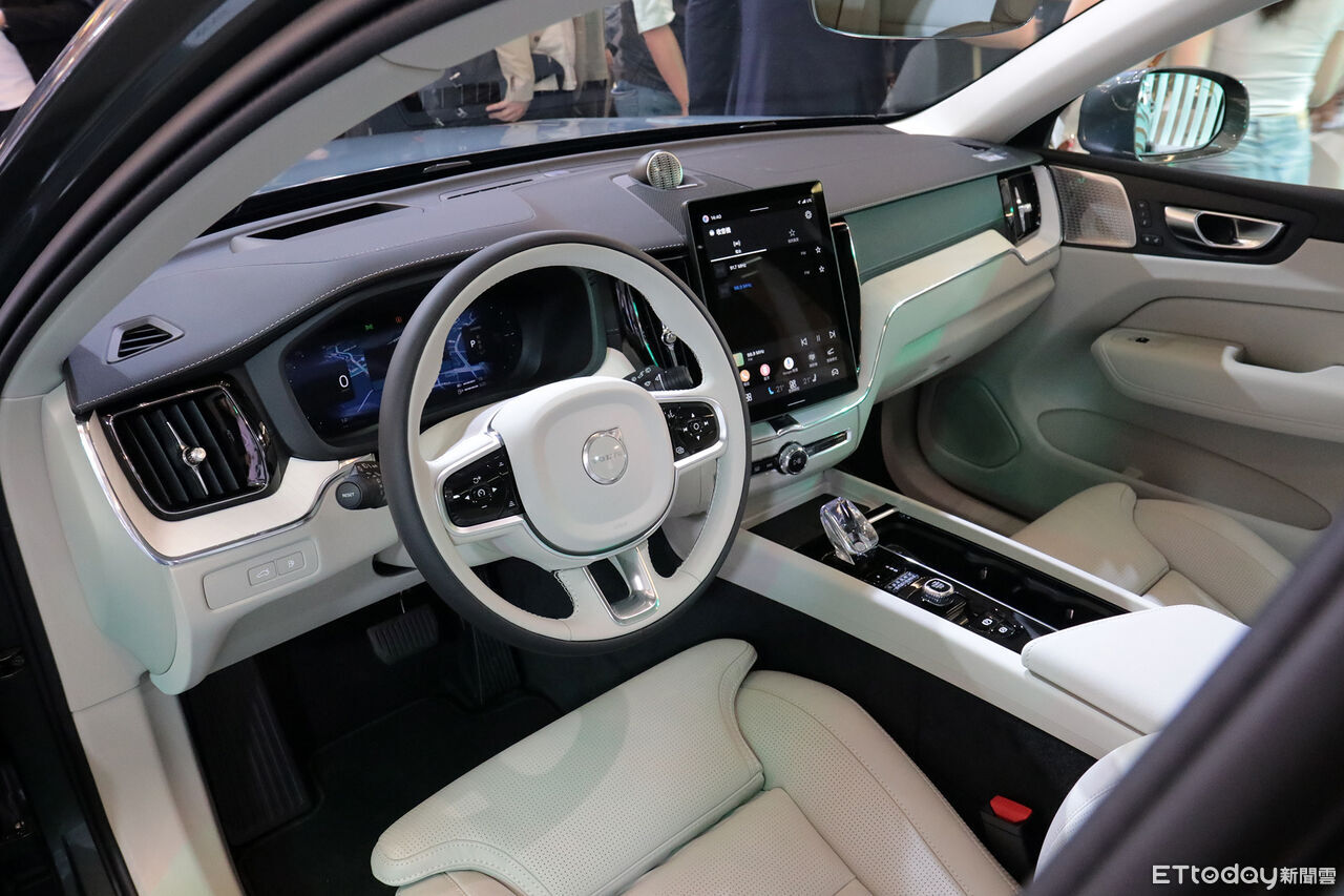 ▲224萬起！Volvo「2度小改款XC60休旅」開賣　溫昇豪＆帥總裁同台。（圖／記者張慶輝攝）