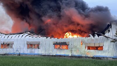 塑料倉庫恐怖大火「全面燃燒」黑煙蔽天　鐵皮燒到變形