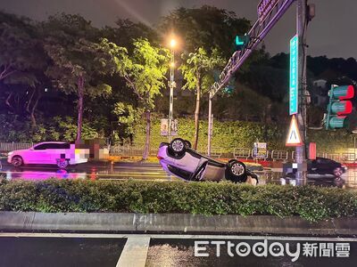 北市轎車雨夜突失控「四輪朝天」　7旬男女送醫