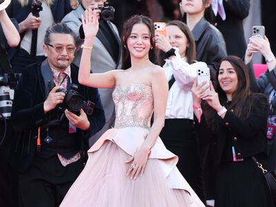 Jisoo暫拋哥哥醜聞紛擾　變身笑咪咪粉紅公主現身坎城