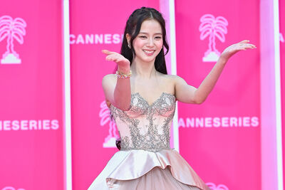 Jisoo坎城對視粉絲一個個打招呼　嘴型暖答「謝謝」表情全被拍