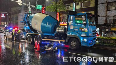 快訊／三重男騎士自摔！倒臥水泥預拌車旁　左臉擦傷離奇不治