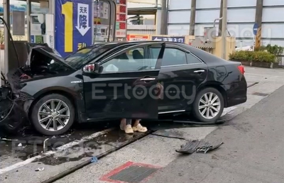 詭異自撞！女駕駛衝進阿里山公路加油站　持電子煙全身狂抖畫面曝