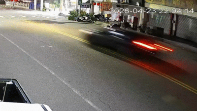 離奇劇本！4人同車吵15萬債務...派出所旁撞爛鐵皮屋　搜出毒品