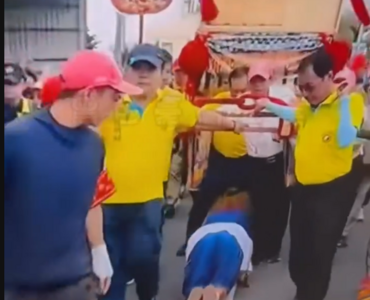 太扯！大甲媽扶轎男「張腿跨過多名信眾」　埤頭法主聯誼會道歉