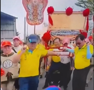 鑽轎腳變胯下之辱！大甲媽扶轎男張腿惹眾怒　民俗專家2招化解