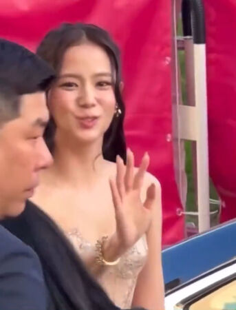 ▲▼ Jisoo坎城對視粉絲一個個打招呼　嘴型暖答「謝謝」表情全被拍。（圖／翻攝自X）