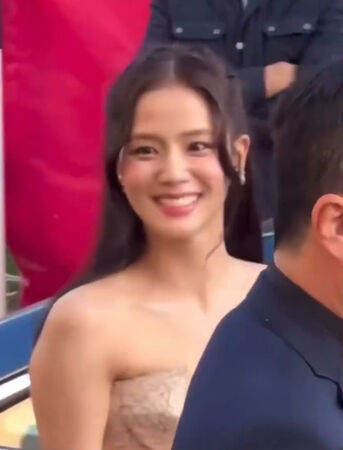 ▲▼ Jisoo坎城對視粉絲一個個打招呼　嘴型暖答「謝謝」表情全被拍。（圖／翻攝自X）