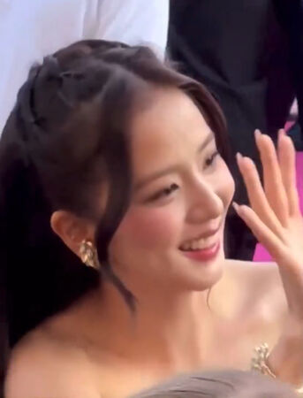 ▲▼ Jisoo看到大批粉絲到場支持她，嘴裡還說著「謝謝」，一個個對視粉絲打招呼。（圖／翻攝自X）