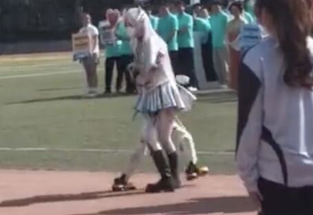 [閒聊] 中國機器人表演突熊抱學生妹Coser不放 - 希洽 - PTT.BEST 批踢踢爆文 3