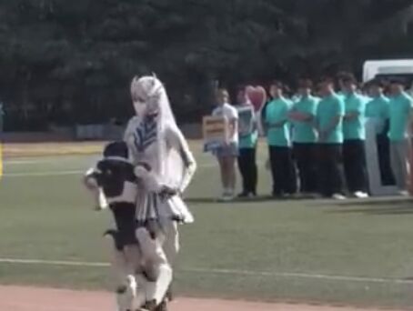 [閒聊] 中國機器人表演突熊抱學生妹Coser不放 - 希洽 - PTT.BEST 批踢踢爆文