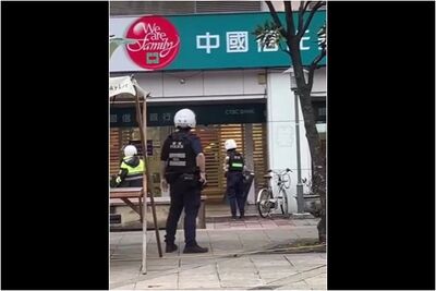 快訊／北市忠孝東路中信銀行傳搶案！　行員遭歹徒挾持