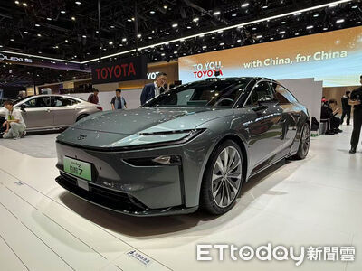只賣新台幣65萬！「TOYOTA全新轎跑直擊」空間比Camry更大、更爽