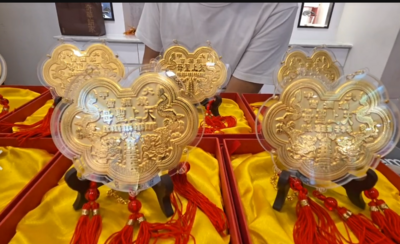金價飆漲也擋不住!彰化眼鏡行捐9面金牌謝大甲媽 連7年不間斷