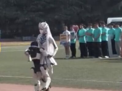 機器人表演突熊抱學生妹Coser不放　工作人員急上前拉開