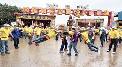 飛輦轎、過金火　百年傳統民俗在桃園福海宮再現