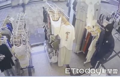 快訊／北市東區銀行搶案嫌犯畫面曝光　蒙面黑衣拖行李箱逛大街！