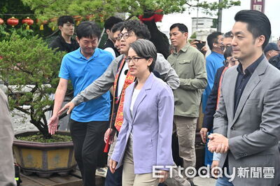 蔣萬安、沈伯洋今首度同框　雙帥0互動一左一右伴蕭美琴參拜