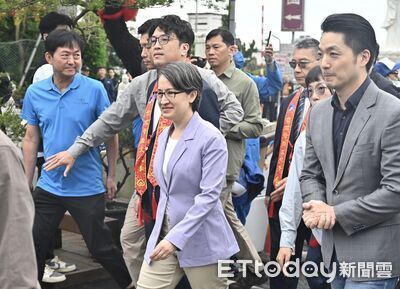 蔣萬安、沈伯洋今首度同框　雙帥0互動一左一右伴蕭美琴參拜