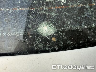 冷氣壞掉開車窗吹風！4台中男手癢掃射鋼珠　車窗打成蜘蛛網