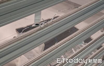 銀行搶匪挾女經理對峙「鋼珠掉出來」空氣槍露餡　勇警壓制救人