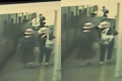 怪異畫面曝！台鐵員工搬渡板「猛插車廂3下」　乘客同事都看傻