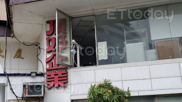 獨／搶匪持槍挾持經理進中信金庫！　保全、員工驚恐逃生經過曝光