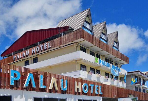 ▲▼Palau Hotel；帛琉透過琉璃再生工坊，將廢棄玻璃回收再製成藝術品。（圖／帛琉薈萃集團提供）